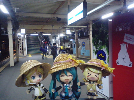ミク:「青森駅にやっと到着です♪」 リン:「お疲れチャンラーwww...