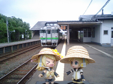 浦幌駅に停車、交換待ち4分。 リン:「ウラホロヒレハレww」 レン...