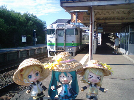 浦幌駅に停車。発車時刻は 15:55、17分待ちです。 レン:「めっちゃ...