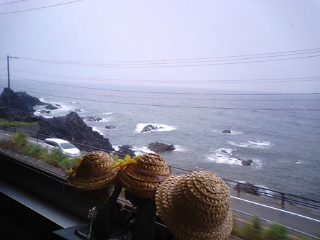 五十川→あつみ温泉間。 リン:「またまた日本海ィー!!」