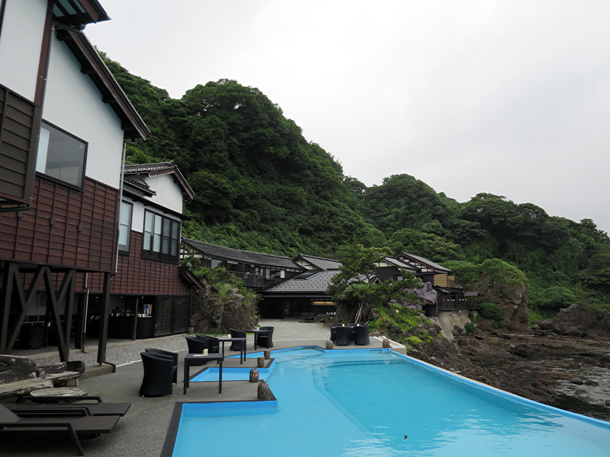 プールから本館の眺め