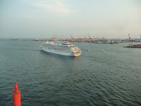 100322-スカイウォーク・飛鳥II出港 (73)
