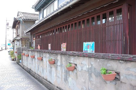 レトロ看板が沢山掲げられています
