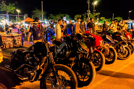 色々なバイクが止まっている