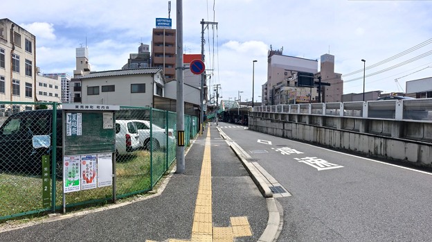 荒神交差点から荒神陸橋方向 広島市南区荒神町 あけぼの通り