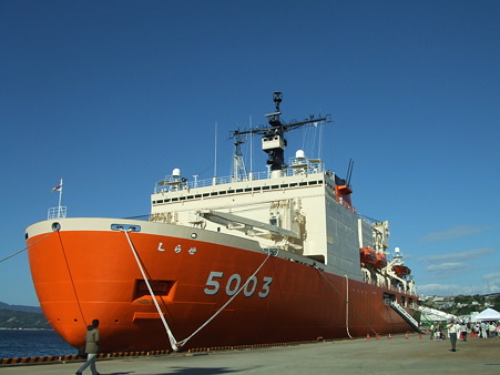 南極観測船：新・しらせ