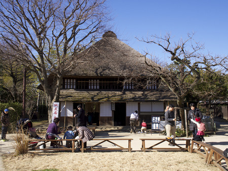 旧城田家前の賑わい