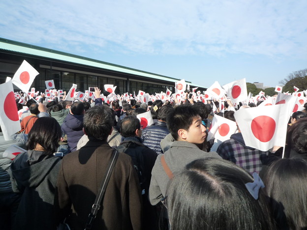 一生懸命日の丸を振ります　天皇陛下万歳！