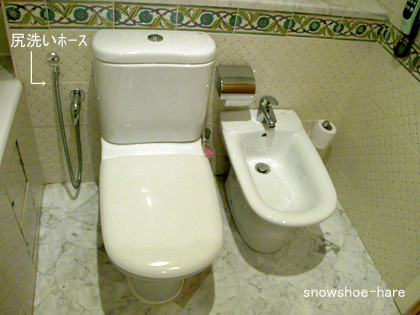 ホテルのトイレとビデ