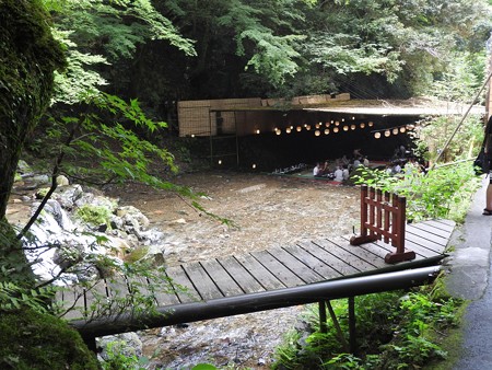 貴船荘 川床01 川の上に床!すごい発想^^