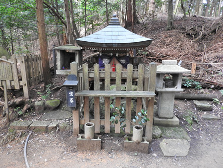 鞍馬寺19 日・月・星の三位一体を表す小さな「宮」