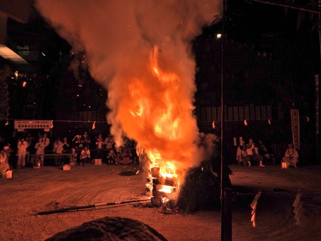 狸谷山不動院 火渡り祭06 渦を巻く煙