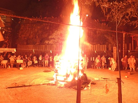 狸谷山不動院 火渡り祭09 照らし尽くす火柱