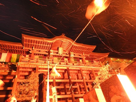 狸谷山不動院 火渡り祭13 火の粉乱舞