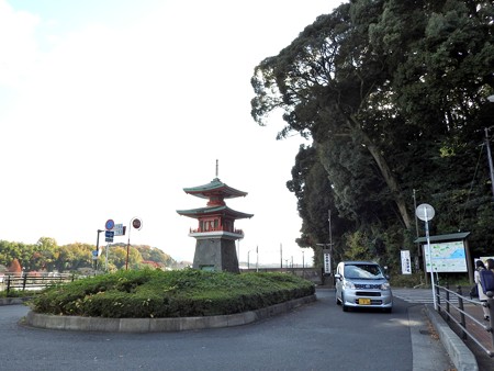 石山寺駅06 ミニ多宝塔1