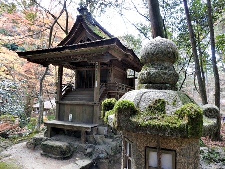 石山寺26 龍蔵権現社2 苔生す灯籠