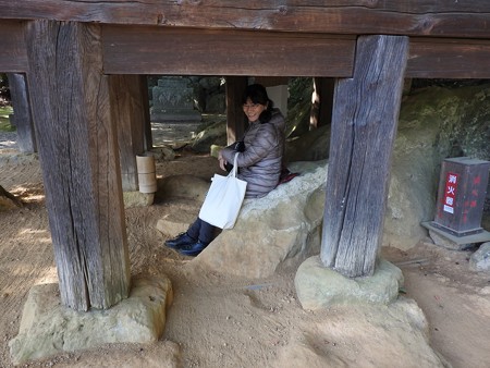 石山寺56 経蔵の下―安産の腰掛石