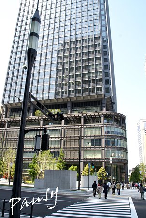 横断歩道のある風景・・marunouchi