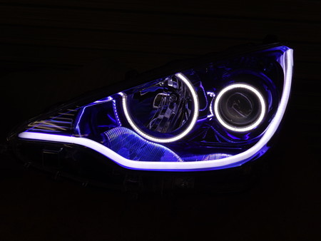 トヨタＡＱＵＡ　島根県　サファイアブルーヘッドライト　イカリング　ＮＥＷアウディ風ＬＥＤホワイト　助手席