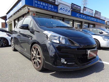 ヴィッツ　ＮＣＰ１３１　リアシート上ルームランプ増設キット取付　フットランプ取付