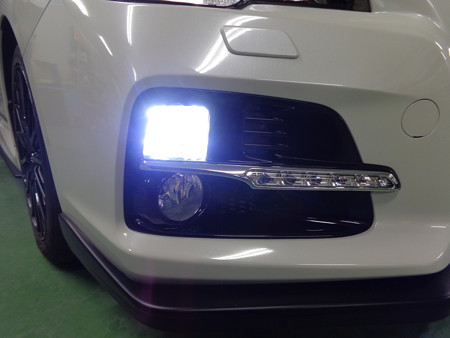 レヴォーグ　茨城県　ウインカー２色ＬＥＤ　ホワイト