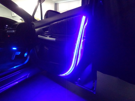 レヴォーグ　埼玉県　ドアＬＥＤ取付３