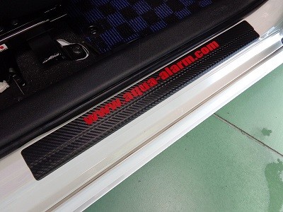 トヨタＡＱＵＡ　ドアステップ傷防止　ロゴカラー　レッド