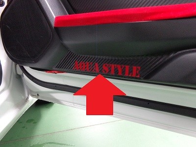 Ｓ６６０　傷防止シート　ドアパネル　ＡＱＵＡＳＴＹＬＥロゴ　ロゴカラー　レッド