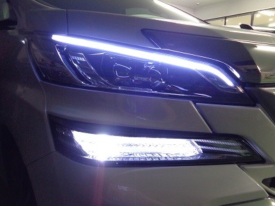 ヴェルファイア３０系　埼玉県　ＮＥＷアウディ風ＬＥＤ取付　ホワイト