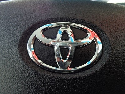 トヨタステアリングエンブレムインナーカーボンシート貼り込み前
