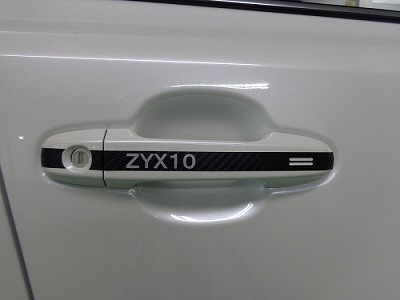 DSC09421 400Ｃ－ＨＲ　ドアハンドルカーボンシート　型式ロゴ　シルバー