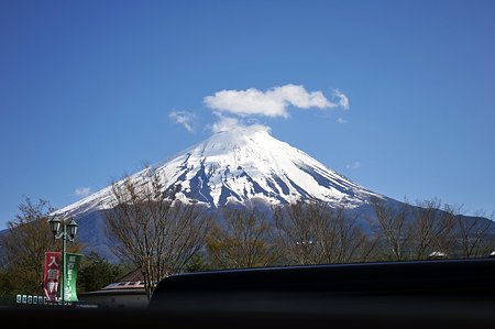 翌日の道の駅鳴沢ではこんな感じに富士山