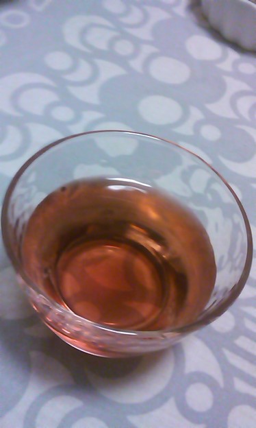 少し早く帰ってきて、晩ごはん。夏休みのお土産に買った、赤い日本酒...