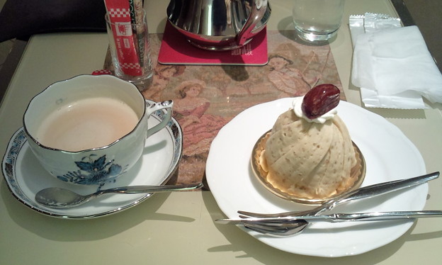 こういうトコのロイヤルミルクティー美味いのだ。若者の店に入れなか...