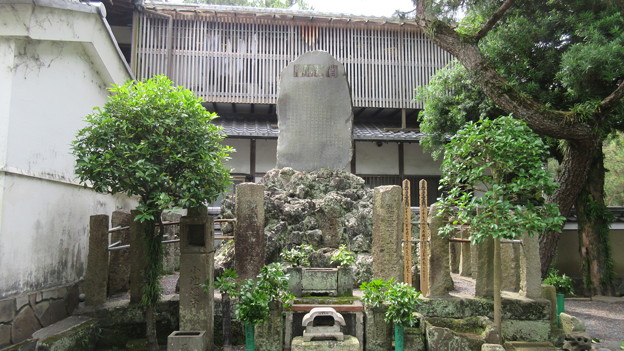 千本松原の首塚（千本浜の首塚。沼津市）