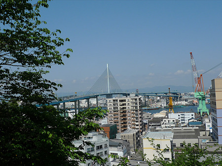 西公園から荒戸大橋を見る