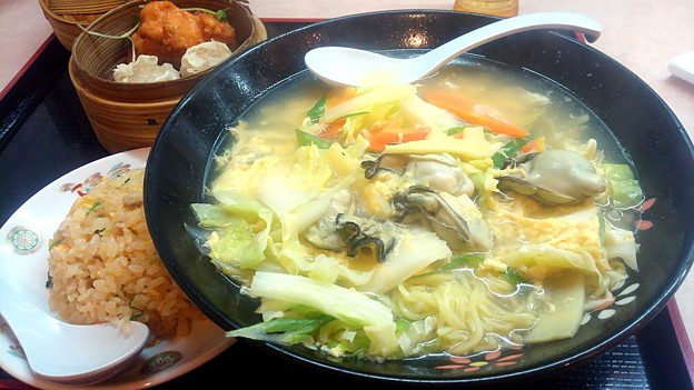 Photos: 【今日の夜飯】岡山市北区谷万成の、餃子の王将 岡山京山店 冬期限定 カキ五目麺セット ９７２円（麺単品だと６８０円）。　かなりな量の湯麺にカキや野菜が入っていて卵とじ。　今までの限定麺では一番かな？