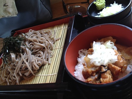 鹿肉丼と蕎麦