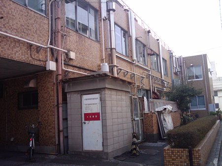 2010年3月13日 工場配管のような外壁 東駒形