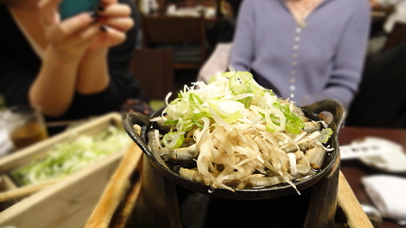 駒形どぜう 笹垣ごぼうとネギをたっぷり乗せて。
