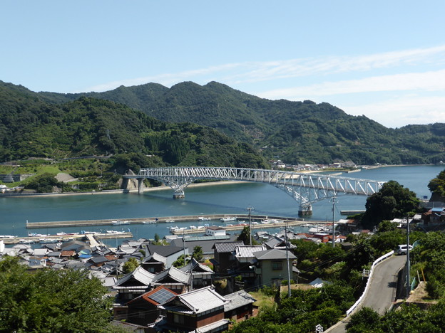 豊島の集落と豊浜大橋