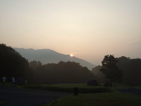 蒜山に昇る朝日