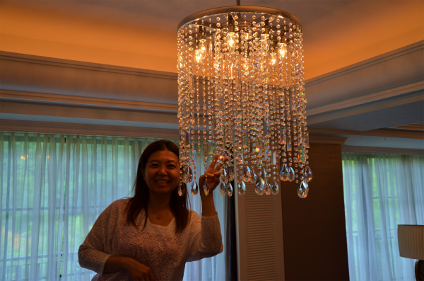 広くて豪華な部屋にテンションが上がり、シャンデリアとの写真を撮る家内