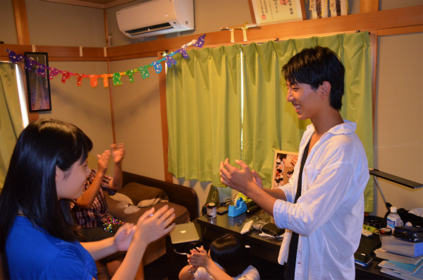 何も知らない長男が入室した瞬間にみんなでお祝い！