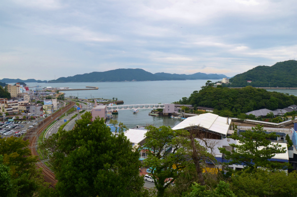 近くの鳥羽城跡公園を散歩して時間調整