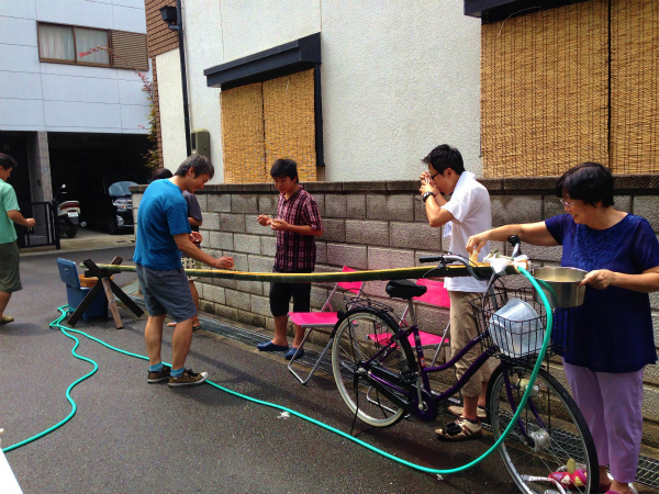 motoshiさんとほうせいさんにも流しそうめんを楽しんでもらう