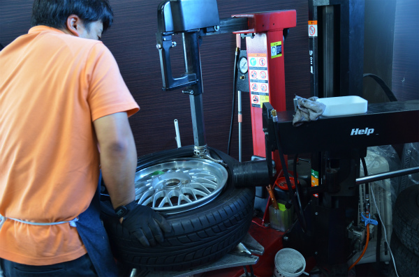 気を使って丁寧に作業をされる店長さん
