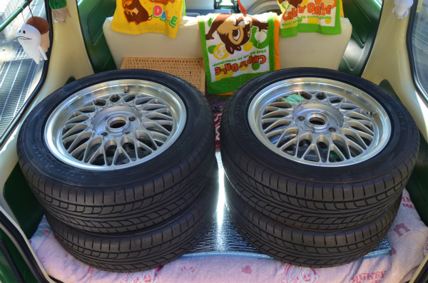 新しいタイヤ、目立つガリ傷のない４本セットの純正BBS