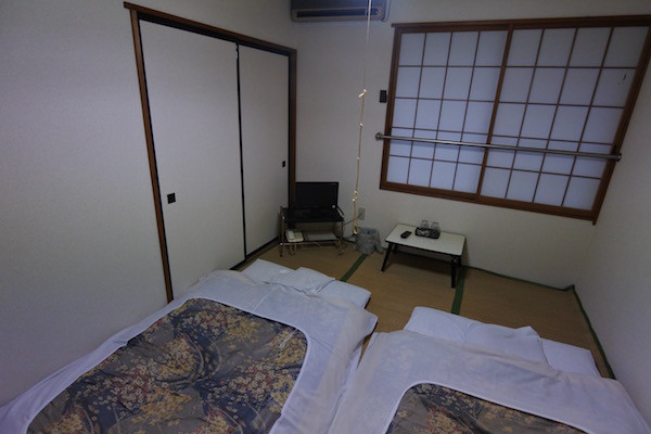 布団を二枚敷くとほとんどいっぱいの部屋