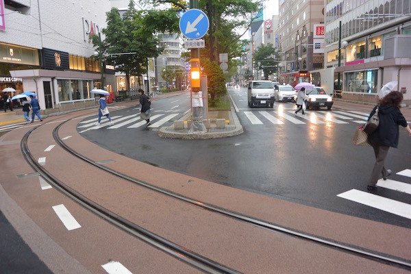 以前より路面電車の軌道が延長されている